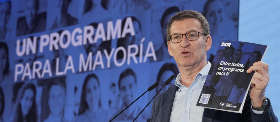 El presidente del PP, Alberto Núñez Feijóo, sostiene el Programa Marco del PP