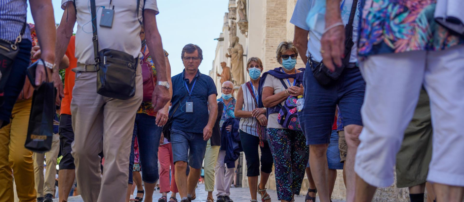 Gran cantidad de turistas por el entorno de la Catedral de Sevilla, en una imagen de archivo