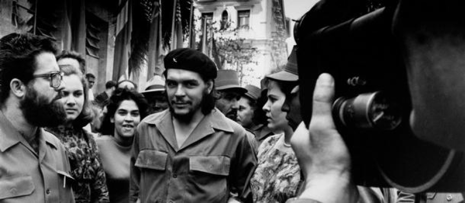 Guevara en 1960, paseando por las calles de La Habana con su segunda esposa Aleida March (derecha).