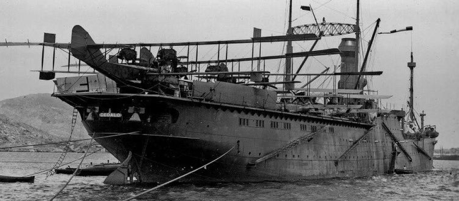 El primer portahidroaviones de la Armada española a plena carga