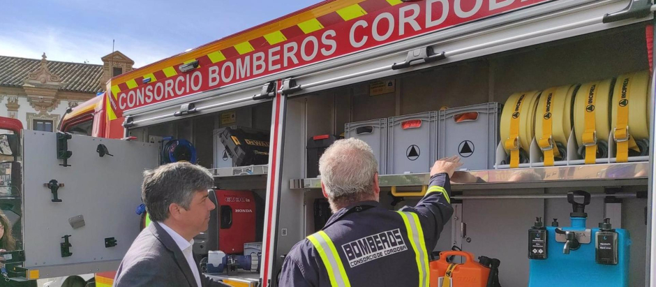 El presidente del Consorcio Provincial de Prevención y Extinción de Incendios de la Diputación de Córdoba, Rafael Llamas, conoce uno de los nuevos vehículos