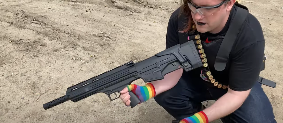 Vídeo de 'Queer Armorer' uno de los promotores de 'Rainbow Reload'