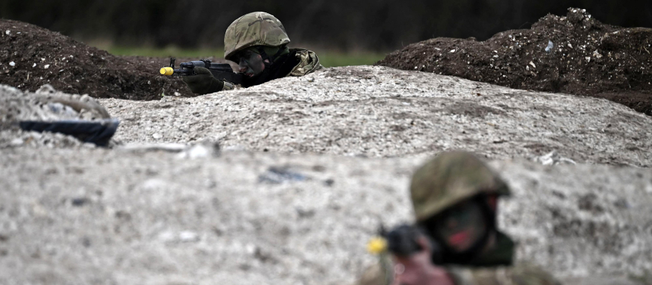 Ukraine Army recruits take part in a trench warfare training session with members of Britain's and New Zealand's armed forces personnel, at a Ministry of Defence (MOD) training base in southern England on March 27, 2023. (Photo by Ben Stansall / AFP)