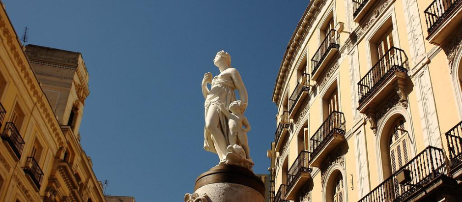 La Mariblanca en su pedestal actual de Puerta del Sol