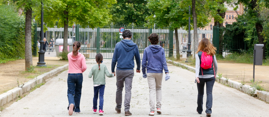 Padres paseando por el Parque de Maria Luisa en 2020