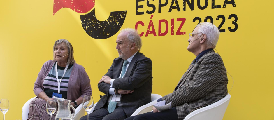 La presidenta del Institut d'Estudis Catalans, Teresa Cabré, el director de la RAE, Santiago Muñoz Machado(c) y el presidente de la Real Academia Galega, Víctor Freixanes