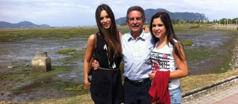 Miguel Ángel Revilla, junto a Lara y Jana, dos de sus hijas