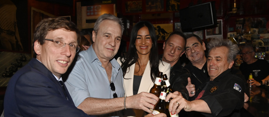Politicians Jose Luis Martinez Almeida and Begoña Villacis with David Summers, Rafael Muñoz, Daniel Mezquita and Francisco Javier de Medina of Hombres G band during tribute to Rowland Hall in Madrid on Tuesday, 28 March 2023.