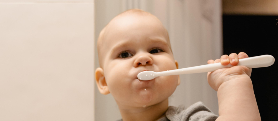 Un bebé, lavándose los dientes