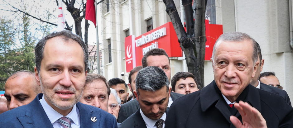 El presidente de Turquía, Recep Tayyip Erdogan, es recibido por el líder del Nuevo Partido del Bienestar, Fatih Erbakan