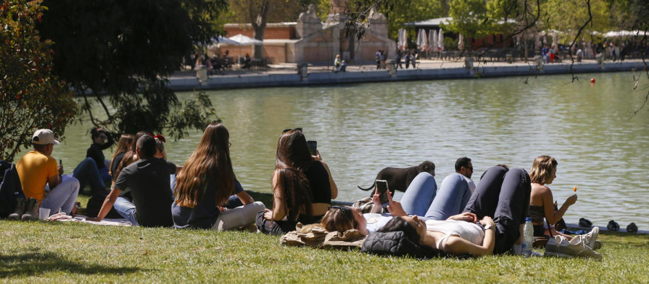 Varias jóvenes disfrutan de una mañana soleada en el Parque del Retiro de Madrid, este miércoles