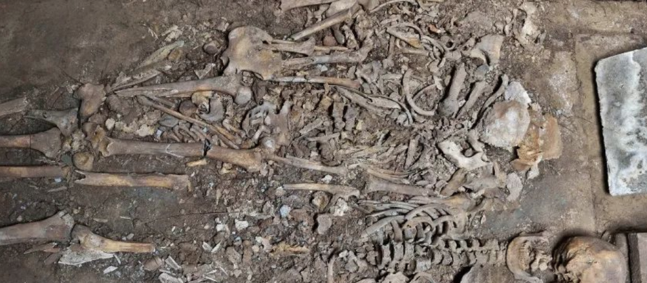 Restos óseos encontrados en el interior de la cámara funeraria de la tumba de la dinastía Jin descubierta en Shaanxi