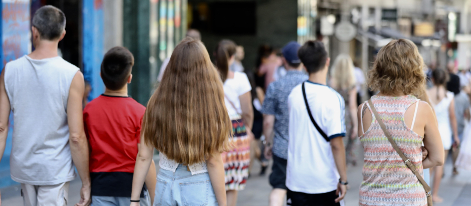 Un grupo de jóvenes pasea por Madrid