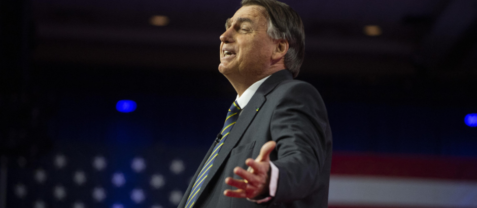 (FILES) In this file photo taken on March 04, 2023, former Brazilian President Jair Bolsonaro speaks during the 2023 Conservative Political Action Coalition (CPAC) Conference in National Harbor, Maryland. - Brazil's former President Jair Bolsonaro, who has been in the United States since leaving power, announced that he would return to his country on March 30, 2023, amid the scandal over the jewelry he received from Saudi Arabia and said to have handed it over by court order. (Photo by ROBERTO SCHMIDT / AFP)