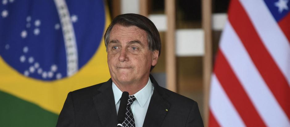 (FILES) In this file photo taken on October 20, 2020, Brazilian President Jair Bolsonaro delivers a speech after holding a meeting with US National Security Advisor Robert O'Brien at Itamaraty Palace in Brasilia. - Former president Jair Bolsonaro, who is due to return to Brazil on March 30, 2023, three months after leaving for the United States at the end of his term, faces legal trouble on various fronts back home. Bolsonaro faces five Supreme Court investigations that could send him to prison -- four for alleged crimes during his term (2019-2022), and one over accusations he incited a riot by supporters who invaded the presidential palace, Congress and the Supreme Court on January 8, protesting his election loss. (Photo by EVARISTO SA / AFP)