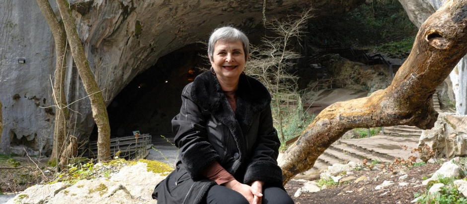 Elvira Roca Barea, en la cueva de Zugarramurdi