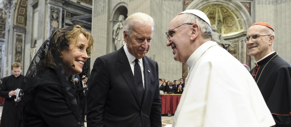 Joe Biden y su esposa Jill son recibidos por el Papa Francisco en la Basílica de San Pedro