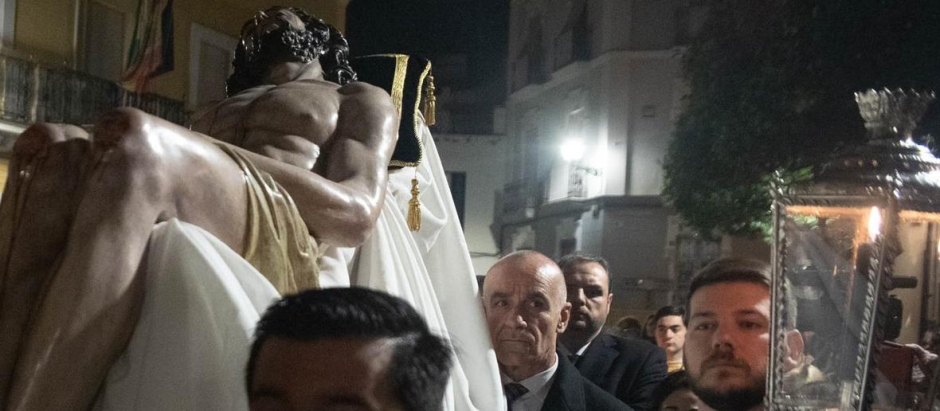 El alcalde de Sevilla, Antonio Muñoz, portando al Cristo de la Caridad de la Hermandad de San Marta
