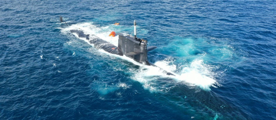 Imagen del submarino S-81 Isaac Peral durante su primera inmersión