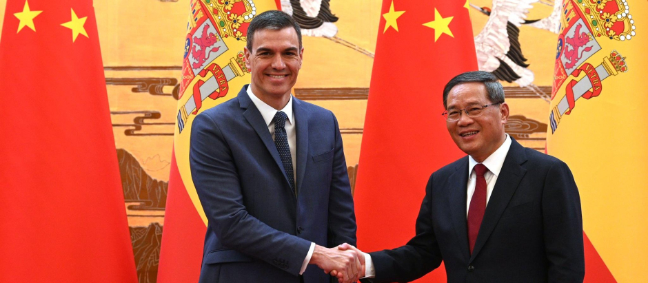 El presidente del Gobierno español, Pedro Sánchez, y el primer ministro chino, Li Qiang, en Pekín