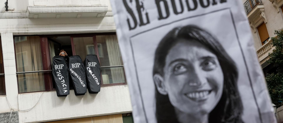 Un cartel contra la ministra de Justicia, Pilar Llop, en una huelga de los Letrados de Justicia