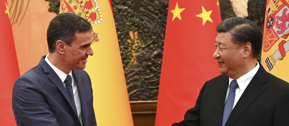El presidente del Gobierno, Pedro Sánchez, saluda al presidente chino, Xi Jinping