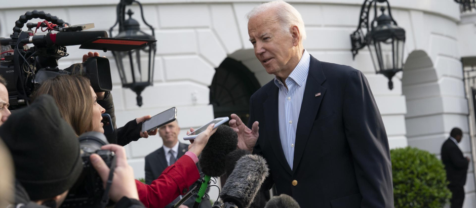 Washington (United States), 31/03/2023.- United States President Joe Biden walks towards reporters as he departs the White House to visit tornado damaged parts of the state of Mississippi, in Washington, DC, USA, 31 March 2023. (Estados Unidos) EFE/EPA/Chris Kleponis / CNP / POOL