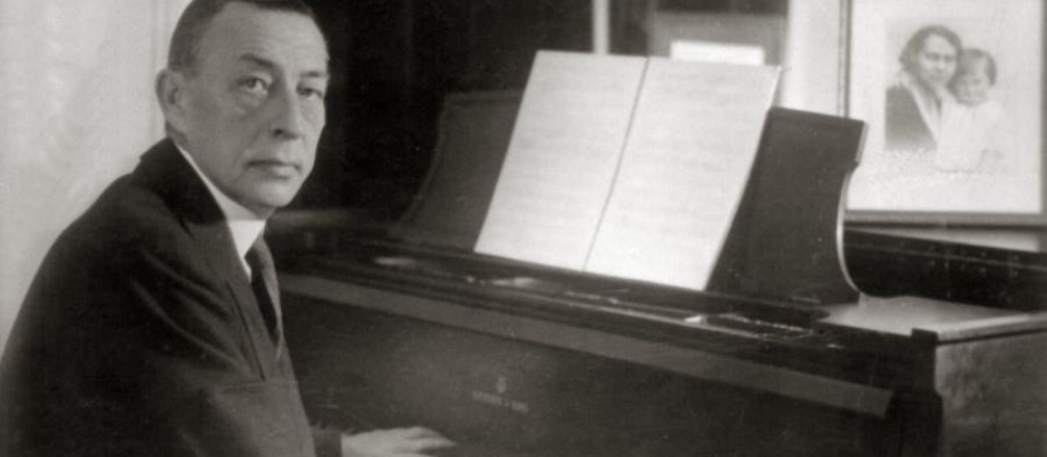 Serguéi Rachmaninov al piano, c. 1936