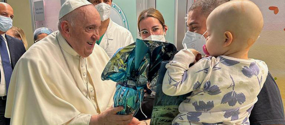 This photo taken and handout by The Vatican Media on March 31, 2023 shows Pope Francis visiting children at the oncology ward of the Gemelli hospital in Rome, the same hospital where the Pope was admitted to another ward on March 29 for bronchitis. - The Vatican said on March 31 that it expected Pope Francis to be discharged on April 1 from a hospital in Rome, following treatment for bronchitis. (Photo by Handout / VATICAN MEDIA / AFP) / RESTRICTED TO EDITORIAL USE - MANDATORY CREDIT "AFP PHOTO / VATICAN MEDIA" - NO MARKETING NO ADVERTISING CAMPAIGNS - DISTRIBUTED AS A SERVICE TO CLIENTS