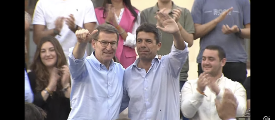 El presidente del Partido Popular, Alberto Núñez Feijóo, junto al candidato a la presidencia de la Generalitat Valenciana, Carlos Mazón,