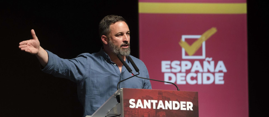 El presidente de Vox, Santiago Abascal, durante su participación en un acto que su formación ha celebrado hoy viernes en el Palacio de Festivales de Santander. EFE/Pedro Puente Hoyos.