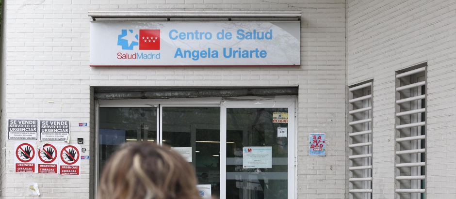 Una mujer llega al Centro de Salud Ángela Uriarte de Madrid.