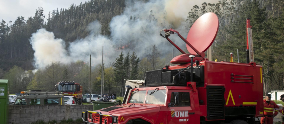 Un camión de la UME en el incendio del concejo de Tineo (Asturias)