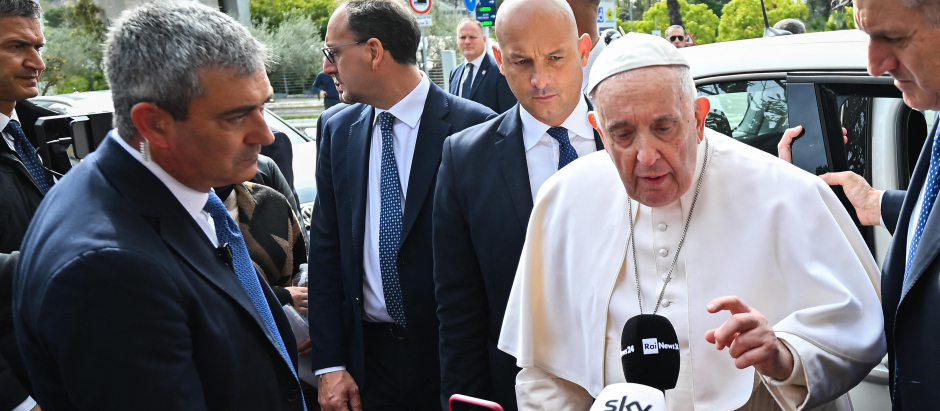 Pope Francis addresses the media as he leaves the Gemelli hospital on April 1, 2023 in Rome, after being discharged following treatment for bronchitis. - The 86-year-old pontiff was admitted to Gemelli hospital on March 29 after suffering from breathing difficulties. (Photo by Filippo MONTEFORTE / AFP)
