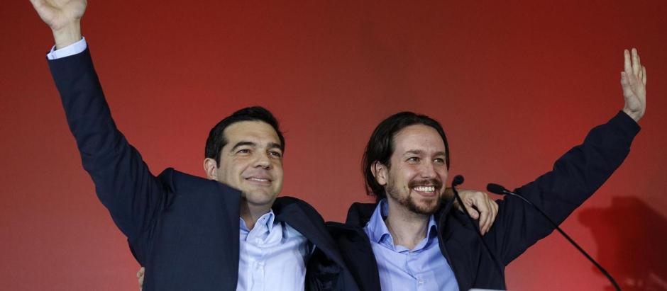 Pablo Iglesias y el político griego Alexis Tsipras, en un mitin en 2015