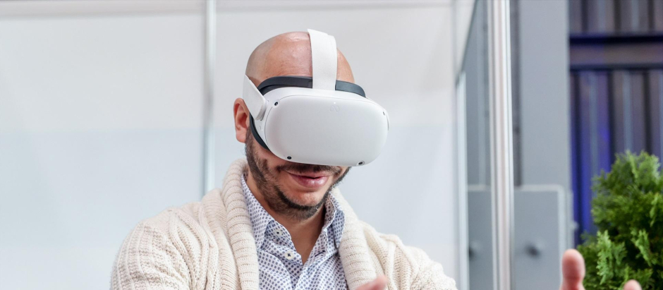 Un hombre prueba unas gafas de realidad virtual
