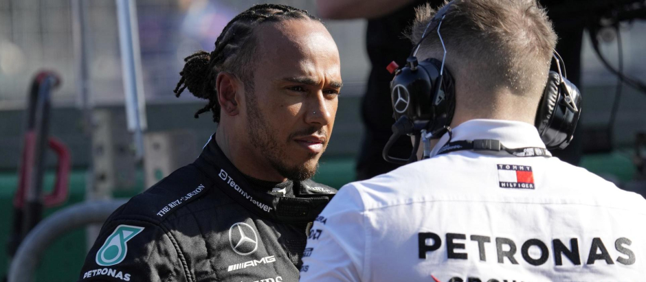 Lewis Hamilton habla con uno de sus mecánicos en Australia