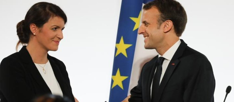 Marlène Schiappa, secretaria de Estado y Emmanuel Macron, presidente de Francia