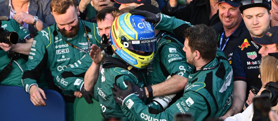 Fernando Alonso celebra con los mecánicos de Aston Martin su podio en Australia