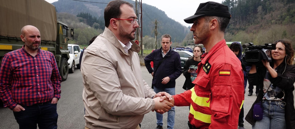 El presidente del Gobierno de Asturias, Adrián Barbón, saluda a un bombero de la Unidad Militar de Emergencias (UME)