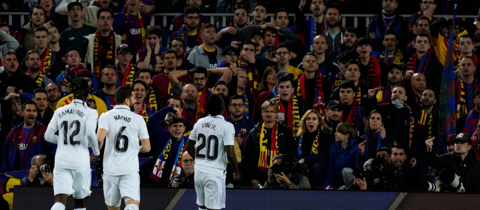 Jugadores del Real Madrid en el Camp Nou, frente a la afición barcelonista