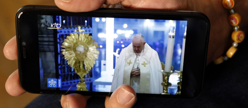 La histórica bendición del Papa durante la pandemia, a través de un móvil