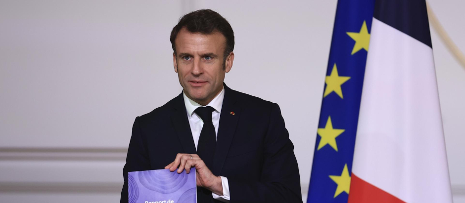 Emmanuel Macron posando con el documento de las opciones del "fin de la vida"