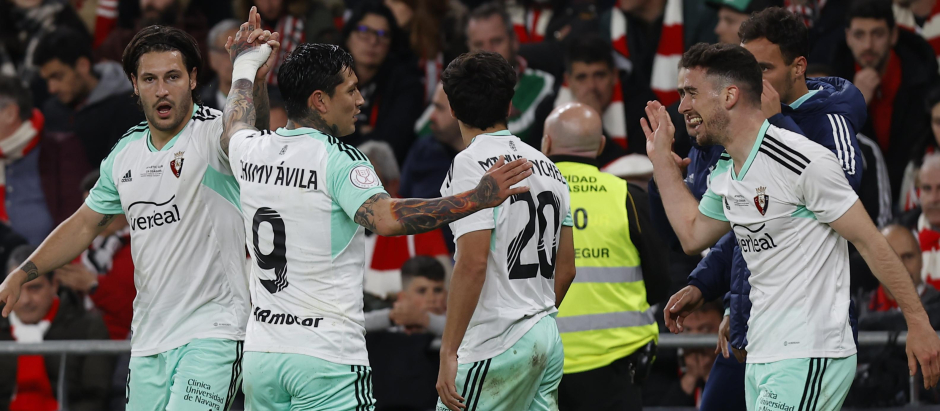 Los jugadores de Osasuna celebran el gol de Pablo Ibáñez durante el partido de vuelta de semifinales de la Copa del Rey que Athletic Club de Bilbao y Atlético Osasuna disputan hoy martes en San Mamés. EFE/Miguel Toña