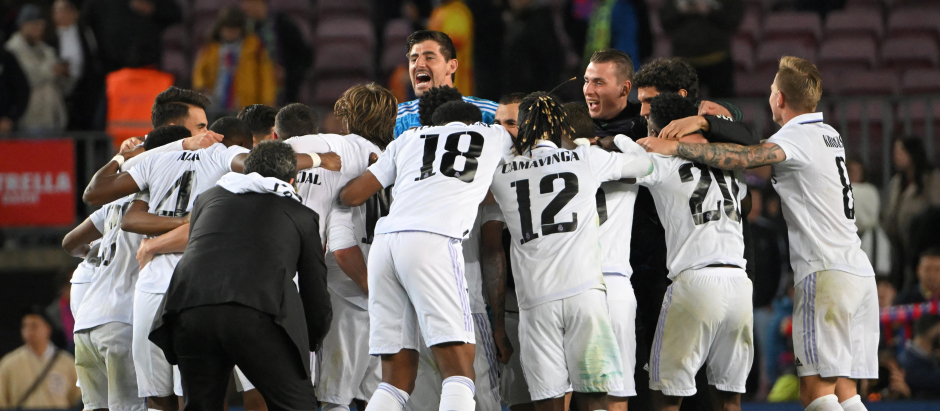 La felicidad de los jugadores del Real Madrid en el Camp Nou tras pasar a la final de Copa