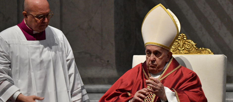 El Papa Francisco preside la misa del Viernes Santo