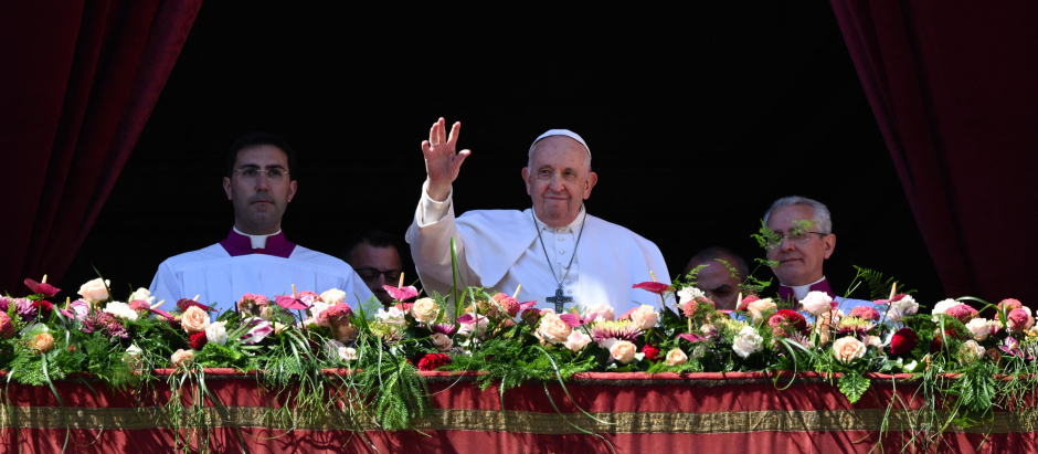 El Papa Francisco otorga la bendición Urbi et Orbi desde el balcón central de la Basílica de San Pedro