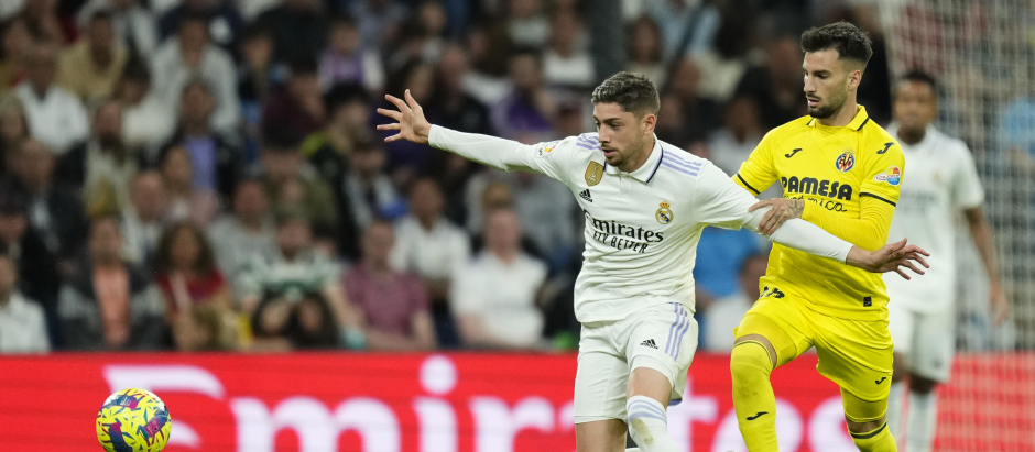 Fede Valverde y Álex Baena luchan por el balón en una jugada del Real Madrid-Villarreal