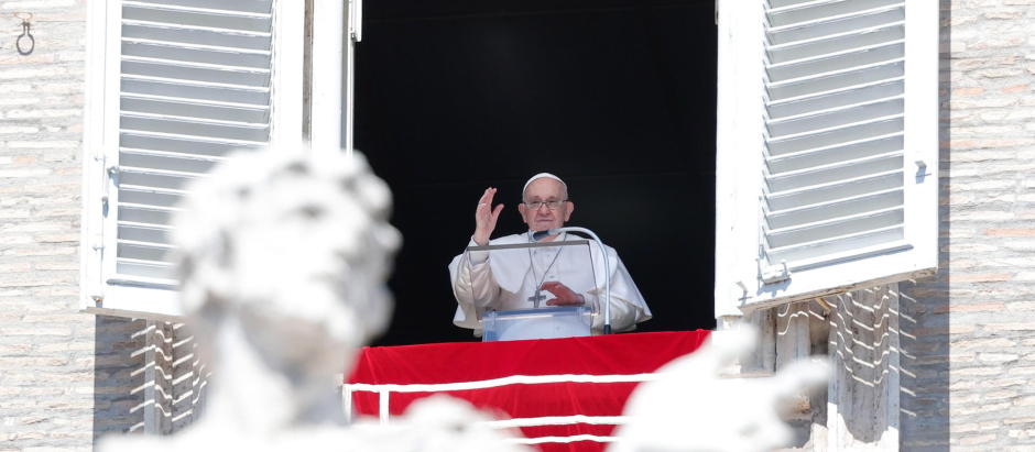 El Papa Francisco dirige la oración del Regina Coeli desde la ventana de su oficina en la plaza de San Pedro