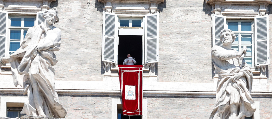 El Papa Francisco, en la ventana del palacio apostólico durante el rezo del Regina Coeli
